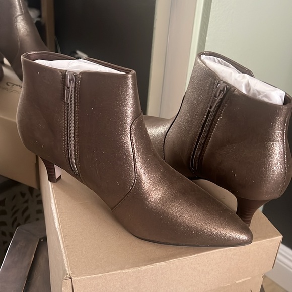 🛑 1 hour sale. Clarks, gold shimmer booties, NWT in original box, size US 9 - Picture 3 of 6